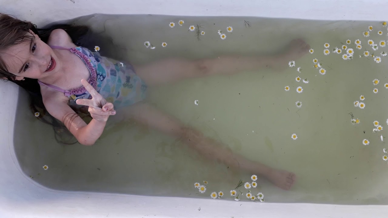 Любительница черно-белого купается в ванной