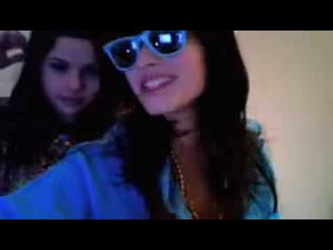 Video the Selena Gomez and Demi Lovato dancing and singing Wake Me Up 