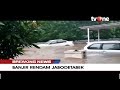 Detik-detik Mobil Hanyut Terbawa Derasnya Arus Banjir di JABO...