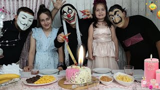 Olamaz Yaşli Cadi Teyze Çok Mutsuz Zeynep Ve Hi̇ra Ona Süpri̇z Doğum Günü Parti̇si̇ Hazirliyor
