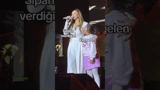 Hadiseye Ankara Konserinde Eşlik Eden Kız