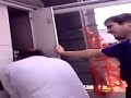 Elettricista barese si incazza mentre ripara un quadro elettrico.