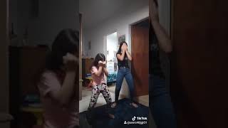 Eu E Minha Irmã Dançando