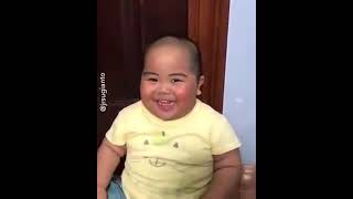 Gülen Çinli Şişman Bebek