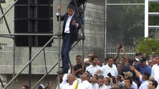 Venezuela Guaido Salue Ses Supporters Depuis Un Échafaudage
