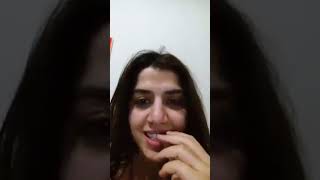 Memeleri̇ni̇ Gösteren Türk Açmam Di̇yor Ama Açiyor