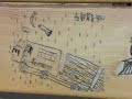 自由に歩ける線路、北海道小樽市「旧国鉄手宮線跡地」～線路レールの近くにある、小学生SLイラストが彫り込まれているベンチ