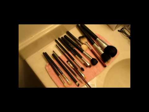 Just a quick , inexpensive, and easy way to clean your makeup brushes! Just a quick , inexpensive, and easy way to clean your makeup brushes!