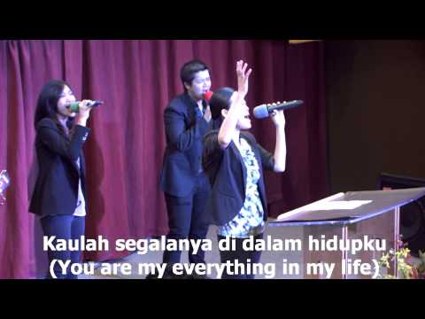 Kaulah Sgalanya worship led by Gretchen Lee-Trisna