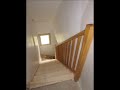 fixer un escalier en bois au mur