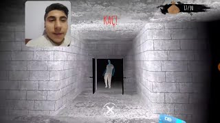 Emirhan Kendisine Bakıyor