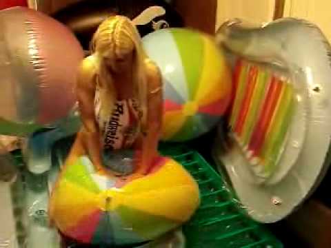Блондиночка резвится в надувном бассейне со смазкой