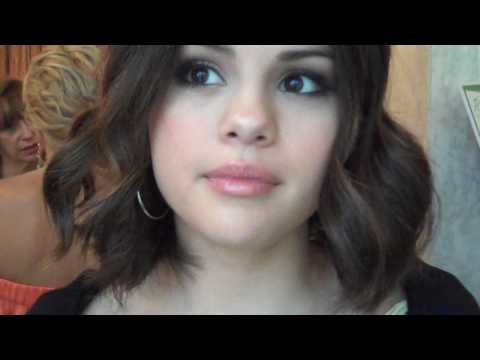 Twist vid: Selena Gomez's birthday gifts. Jul 26, 2009 11:04 PM. Selena dishes about her birthday flowers from Taylor Swift, new iphone and celebrating with