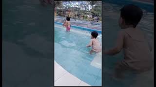 Bocil berenang dikolam renang