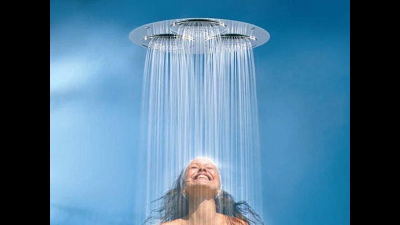 Неугомонная леди принимает душ 