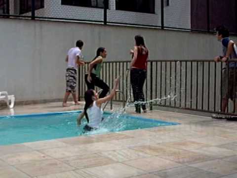 Flor sendo jogada na piscina