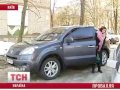 Video Киевляне ежедневно вытягивают свои автомобили из ямы