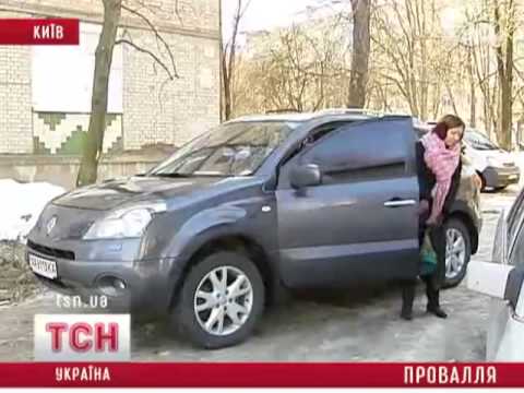 Киевляне ежедневно вытягивают свои автомобили из ямы