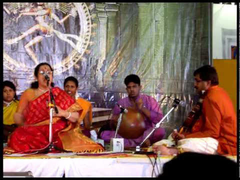 Amma Anandadayini- Aruna Sairam singing Balamuralikrishnas Varnam...