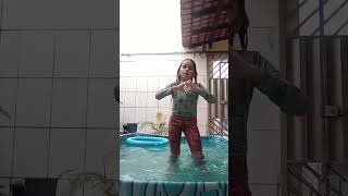 Tomando Banho De Piscina