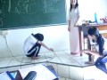Nam sinh quỳ gối 'tỏ tình' với cô giáo trẻ