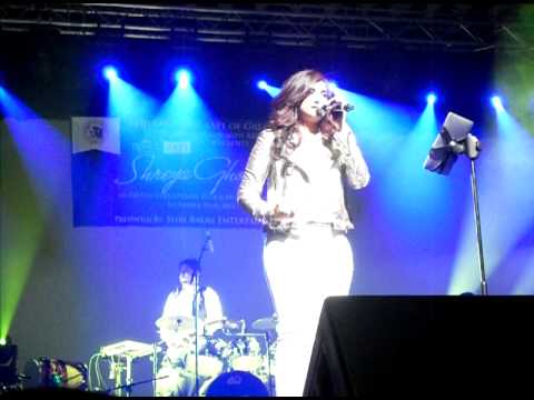 Shreya Ghoshal singing Yeh Zindagi usi ki Hai in New York