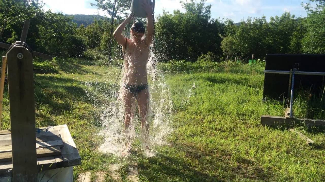 Сексуальная модель сняла купальник и облилась водой