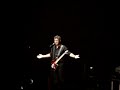 Alejandro Sanz saluda al publico de Los Angeles