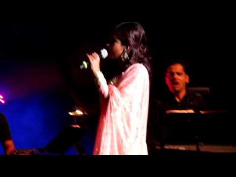 Shreya Ghoshal Singing Piyu Bole Live