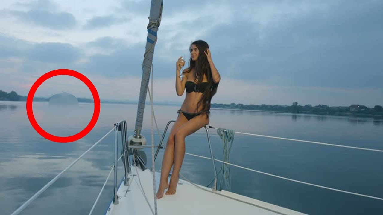 Бритоголовый ебака снимает любительский секс в море на яхте с бабой