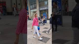 Sina Theil Busking In Dublin (I Saw Her Standing There; Country Road; Wagon Wheel)