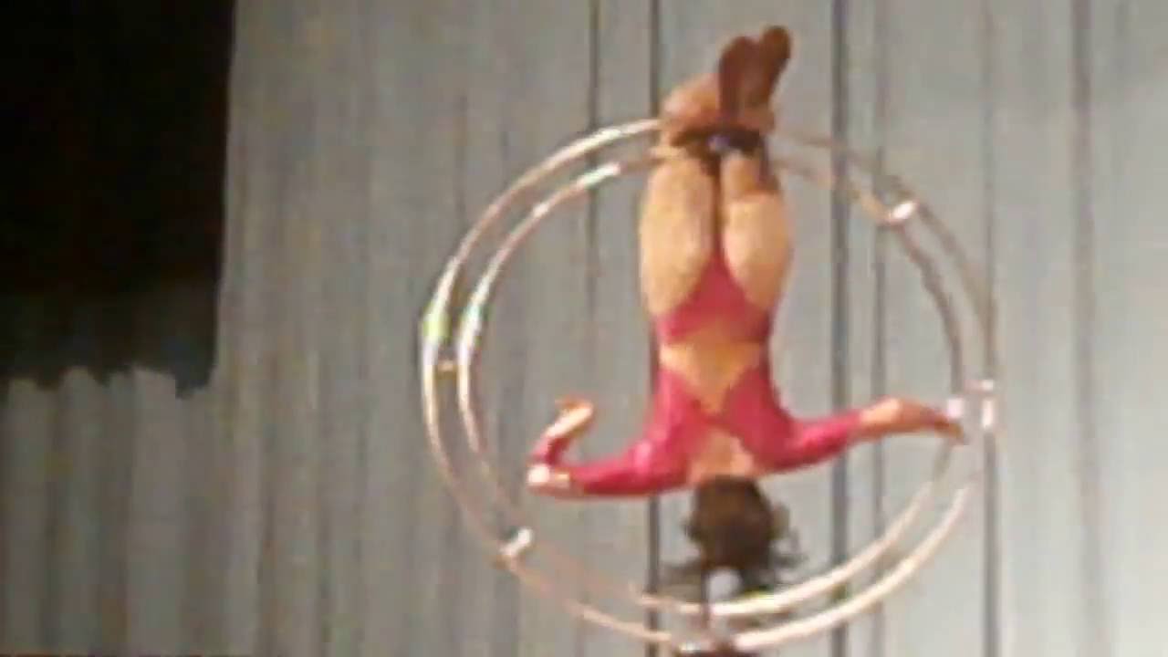 Смотреть онлайн Артистка цирка Светлана встает на мостик и сосет хуй мужа бесплатно