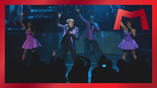 Watch Barry Manilow Dancin In The Aisles video