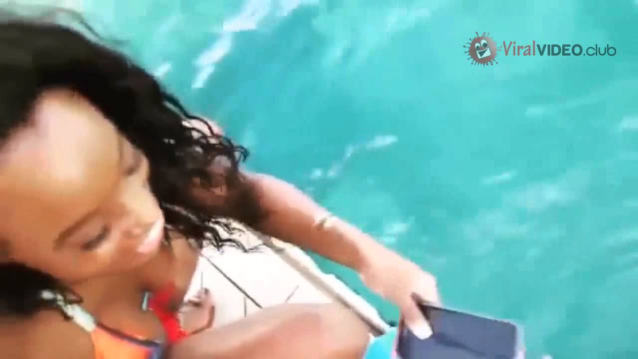 DELFIIN RESCATA UN IPHONE LUEGO QUE UNA MUJER LO DEJA CAER EN EL OCEANO DELFIIN RESCATA UN IPHONE LUEGO QUE UNA MUJER LO DEJA CAER EN EL OCEANO