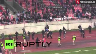 В Боснии и Герцеговине фанаты подрались на футбольном поле в перерыве между таймами