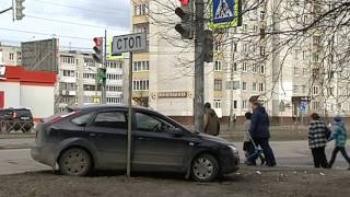 Видео На проспекте Машиностроителей в Ярославле иномарка протаранила ограждение от Россия-1. Ярославль, проспект Машиностроителей, Ярославль, Россия