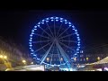 A kivilágított Szeged Eye (óriáskerék) látványa a Dóm téri adventi vásárban (time-lapse)