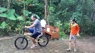Jauh Dari Pantai Kami Punya Curah Hujan Waktunya Hujan Hujanan Bareng Papa Dan Teman Tiara