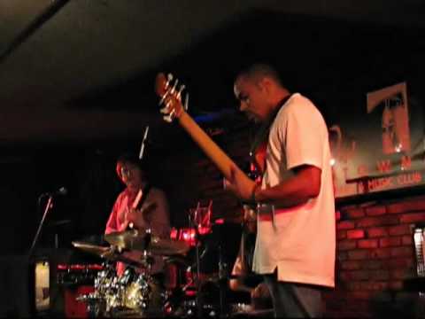Allan Holdsworth Trio - 4.28.09 - "Water on the Brain Pt. 2"