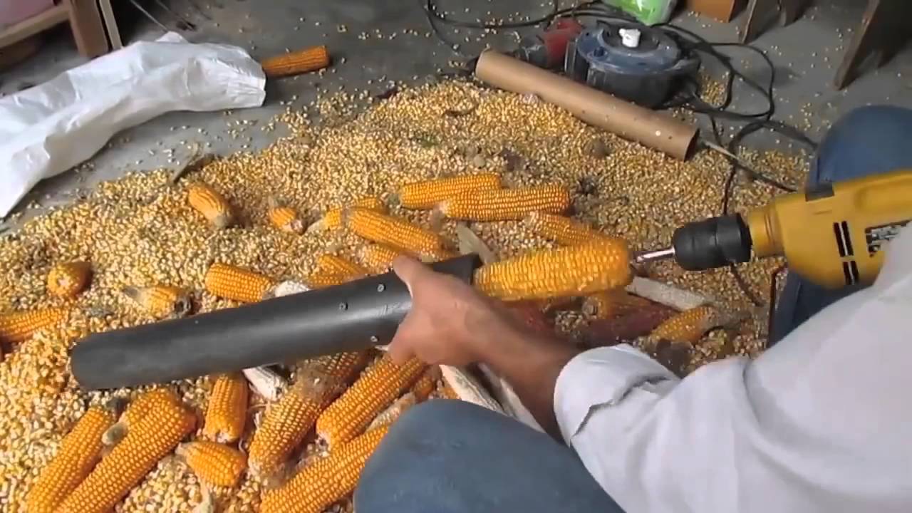 Старуха с целлюлитной жопой в кукурузе устроила мастурбацию фаллосом онлайн