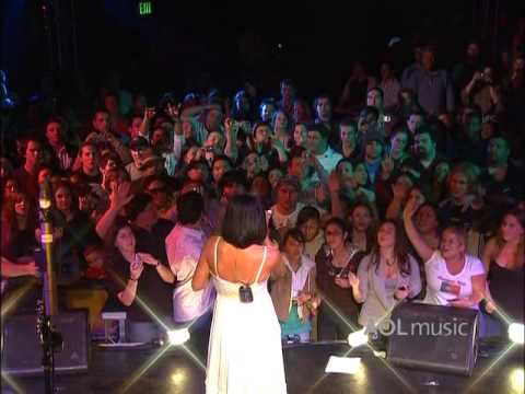 Nelly Furtado - I'm Like A Bird (AOL Music Live)