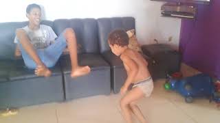 Os Meninos Brincando De Lutinha