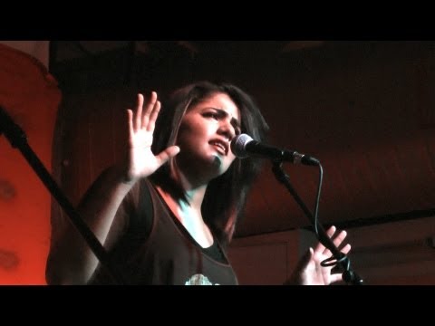 Qurat-ul-Ain Balouch (QB) performing Humsafar live at LSE London...