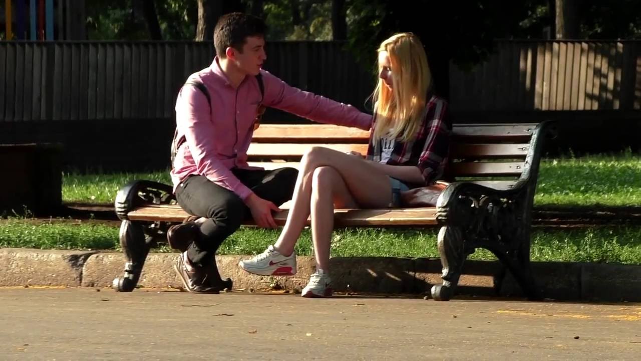 Пикапер соблазнил русскую девушку во время прогулки на улице