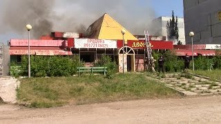 Видео Пожар г Тольятти Тополиная 23а сгорело заброшенное здание Сельского подворья от Alex Club TLT, Тополиная улица, Тольятти, Россия