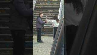 Eray Canbaz Sokaktaki Kız Arkadaşına Gülü Verince Sevindi...