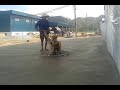 Xoa bề mặt và làm phẳng bê tông