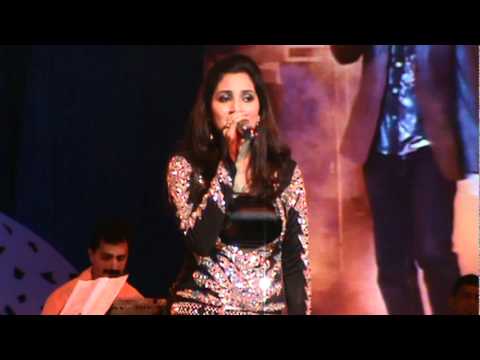 Shreya Ghoshal singing Teri Ore song from Singh is King