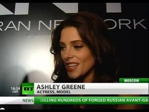 RT's celebrity expert Yadviga Dmukhovskaya meets Twilight's Ashley Greene at