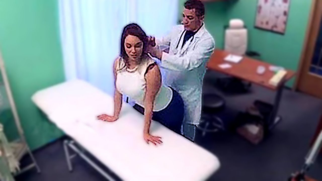 Доктор заботливо принимает свою пациентку и дает себя рассмотреть со всех сторон не стесняясь своего тела 